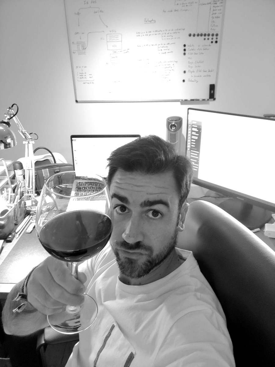 Xavi Fortuna en la habitación de 3 m² de Tarragona donde empezó: escritorio con portátil y monitor, y una pizarra llena de esquemas de embudo y VSL.
